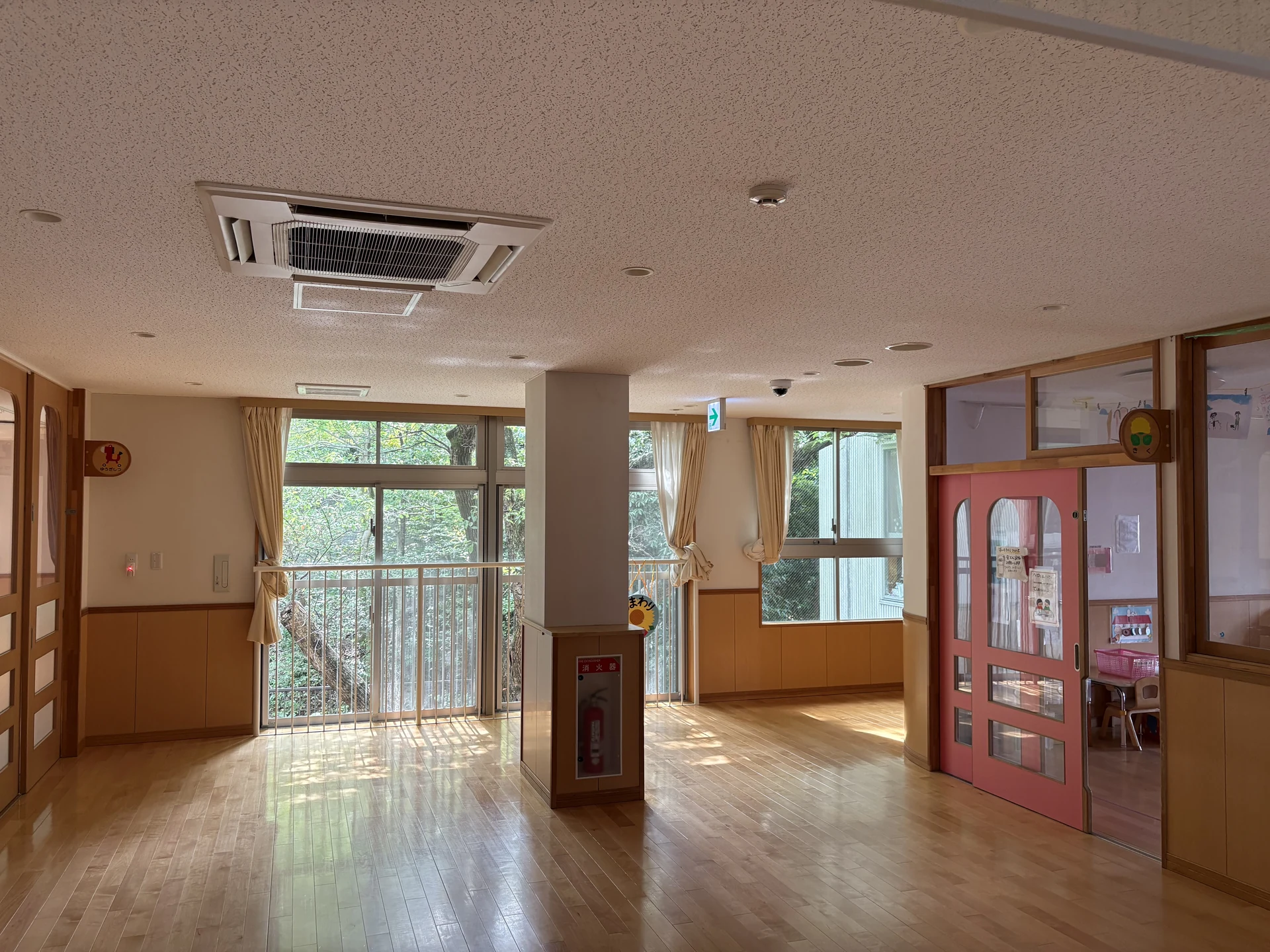 天井カセット型の業務用エアコンと、真下や周囲の作業スペースが分かる引き写真