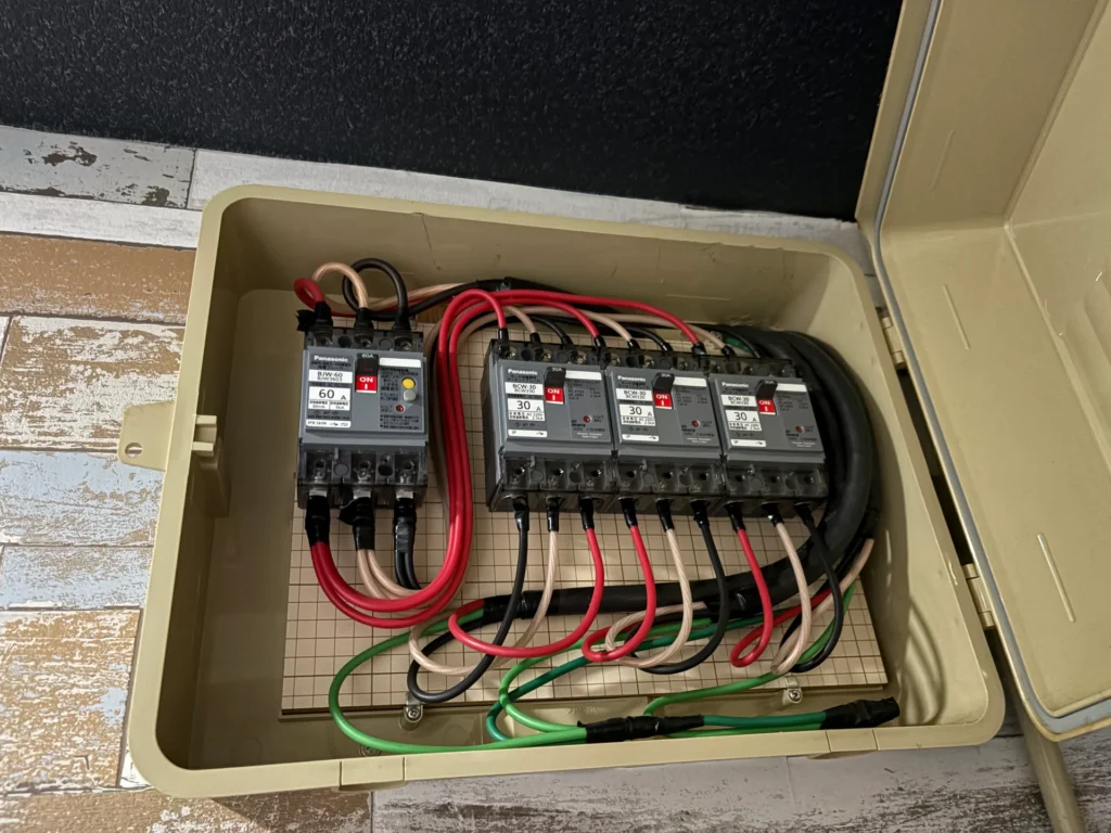 業務用エアコン洗浄前に確認する分電盤内のブレーカー